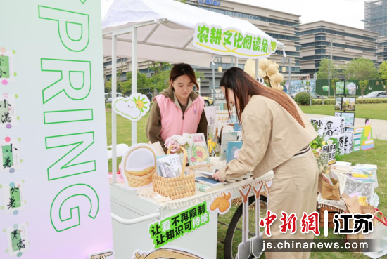 “红楼游园会”将经典场景与真实园林融在一起;2、参与者跟随由演员扮演的“贾母”“王熙凤”等人物入园;3、活动现场的农耕文化阅读角。前洲街道 供图 “红楼游园会”将经典场景与真实园林融在一起;2、参与者跟随由演员扮演的“贾母”“王熙凤”等人物入园;3、活动现场的农耕文化阅读角。前洲街道 供图