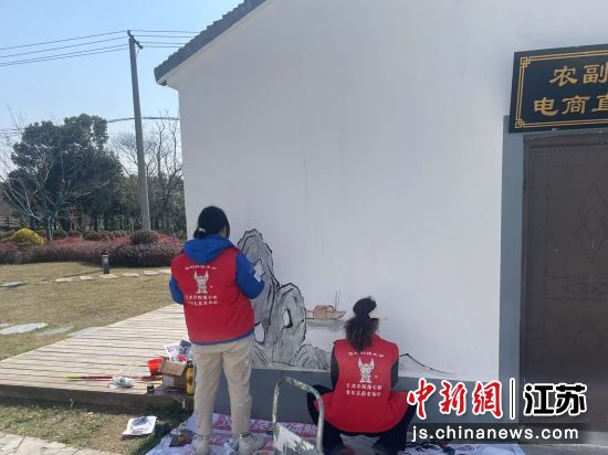 青年志愿者们协助扮靓乡村。 青年志愿者们协助扮靓乡村。