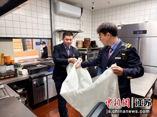 车站工作人员使用灭火毯扑灭初起火源。南通西站 供图 车站工作人员使用灭火毯扑灭初起火源。南通西站 供图