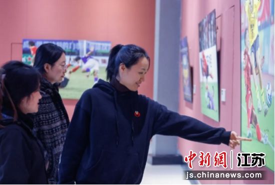 观众在展览现场欣赏摄影作品。江苏省文学艺术界联合会 供图 观众在展览现场欣赏摄影作品。江苏省文学艺术界联合会 供图