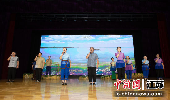 学员演出。 图二 “诗话阳澄”书法美术摄影展导赏。巴城镇社区教育中心 供图 学员演出。 图二 “诗话阳澄”书法美术摄影展导赏。巴城镇社区教育中心 供图