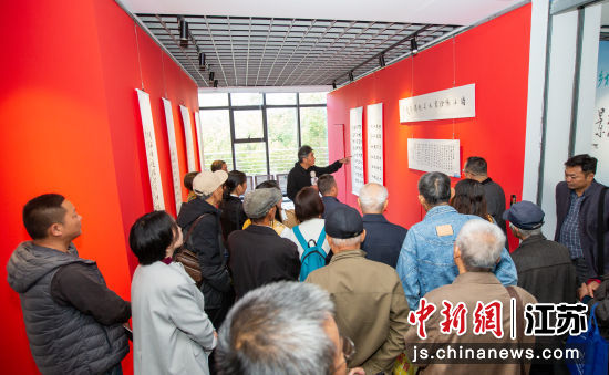 学员演出。 图二 “诗话阳澄”书法美术摄影展导赏。巴城镇社区教育中心 供图 学员演出。 图二 “诗话阳澄”书法美术摄影展导赏。巴城镇社区教育中心 供图