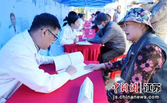 义诊现场。无锡市卫生健康委供图 义诊现场。无锡市卫生健康委供图