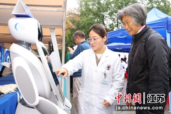 义诊现场。无锡市卫生健康委供图 义诊现场。无锡市卫生健康委供图