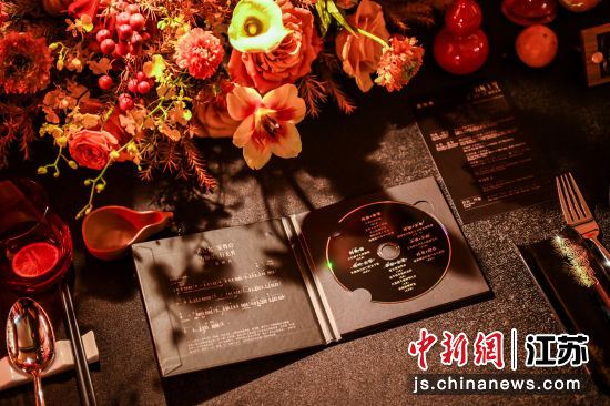 从二泉到三餐美食品鉴活动突出“音味·无界”主题;2、美食与音乐相融合的独特“菜单”。无锡君来集团供图 从二泉到三餐美食品鉴活动突出“音味·无界”主题;2、美食与音乐相融合的独特“菜单”。无锡君来集团供图