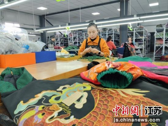 绣娘正在加工国潮服饰。冯威 摄 绣娘正在加工国潮服饰。冯威 摄