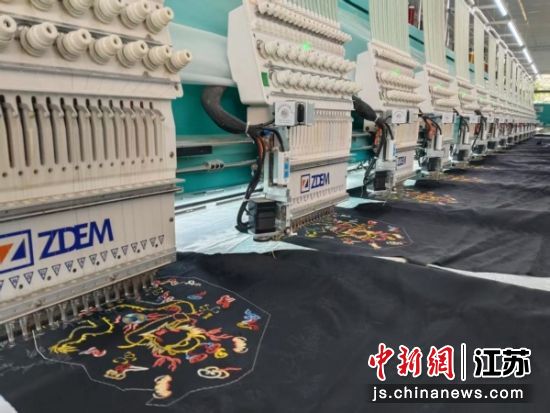 车间里,机器正在绣制图案。赵鹏 摄 车间里,机器正在绣制图案。赵鹏 摄