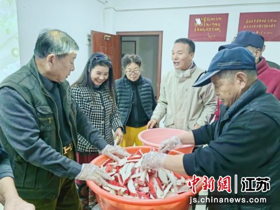 居民一起腌制萝卜。机场社区 供图 居民一起腌制萝卜。机场社区 供图