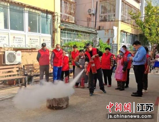 志愿者讲解灭火器使用方法。丰财街道 供图 志愿者讲解灭火器使用方法。丰财街道 供图