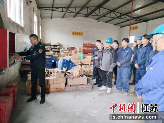 志愿者深入辖区工贸企业开展消防安全专题培训。丰财街道 供图 志愿者深入辖区工贸企业开展消防安全专题培训。丰财街道 供图