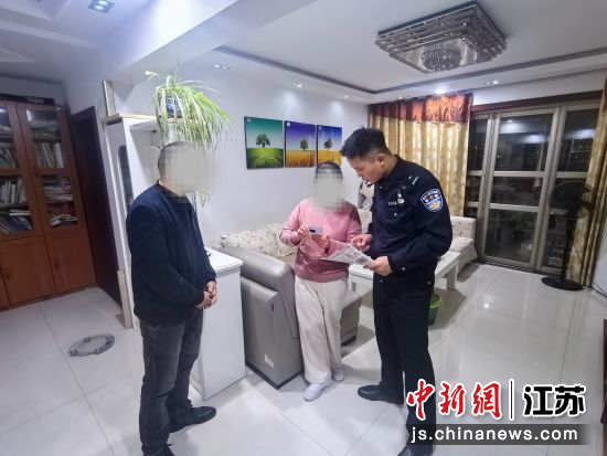 沈政宇见到吴女士时,其手机已经黑屏失灵。沭阳县公安局 供图 沈政宇见到吴女士时,其手机已经黑屏失灵。沭阳县公安局 供图