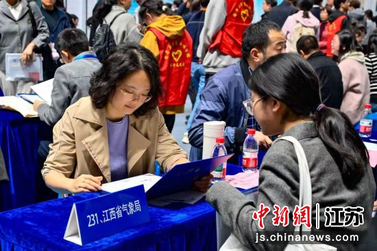 学生与用人单位交谈。谢嘉益 摄 学生与用人单位交谈。谢嘉益 摄