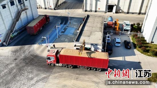 盐都区粮食科技产业园内,秋粮收购工作有序进行。 钱伟伟 摄 盐都区粮食科技产业园内,秋粮收购工作有序进行。 钱伟伟 摄