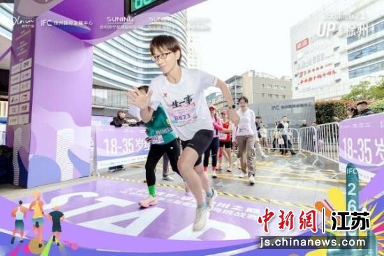 苏宁垂直马拉松比赛现场。苏宁广场 供图 苏宁垂直马拉松比赛现场。苏宁广场 供图