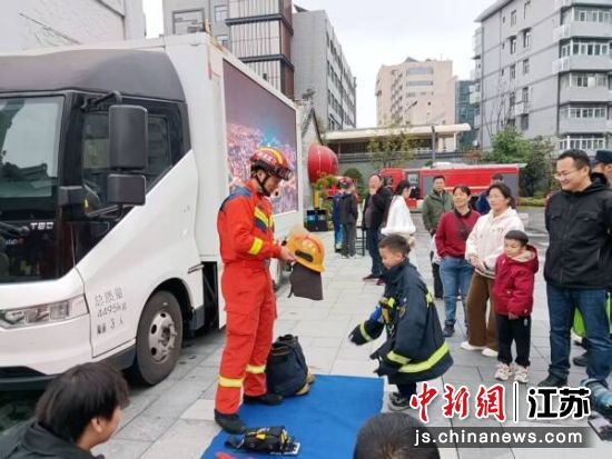 “全民消防、生命至上”消防安全宣传活动现场。黄楼街道 供图 “全民消防、生命至上”消防安全宣传活动现场。黄楼街道 供图