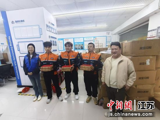 "暖新行动'现场。常州市关心下一代工作委员会 供图 "暖新行动'现场。常州市关心下一代工作委员会 供图