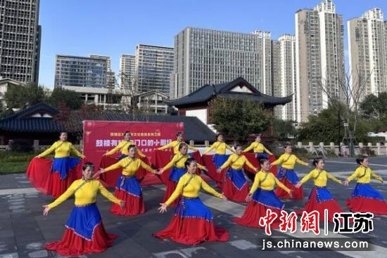 舞蹈节目《山丹丹开花红艳艳》。黄楼街道供图 舞蹈节目《山丹丹开花红艳艳》。黄楼街道供图