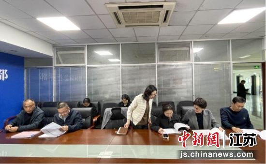 人大代表详细查阅耕地地力保护补贴发放台账。程琳 摄 人大代表详细查阅耕地地力保护补贴发放台账。程琳 摄