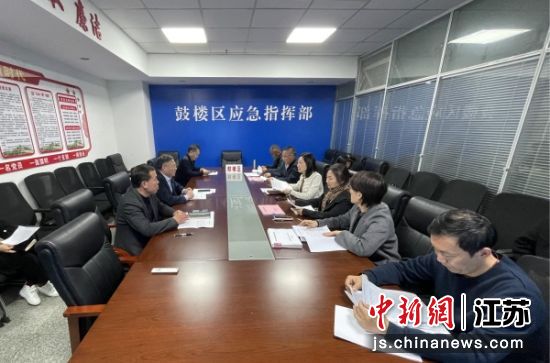 人大代表们详细了解相关情况,讨论惠农政策。程琳 摄 人大代表们详细了解相关情况,讨论惠农政策。程琳 摄