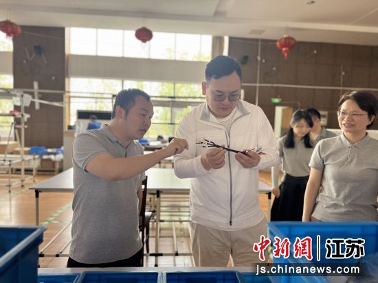 集团党委书记带领团队攻克线束制造关键技术瓶颈,沪光股份人形机器人项目首套样线下线。张浦镇 供图 集团党委书记带领团队攻克线束制造关键技术瓶颈,沪光股份人形机器人项目首套样线下线。张浦镇 供图