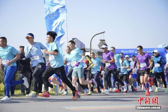 “海峡同行”青春骑跑接力赛在宿迁举行。 “海峡同行”青春骑跑接力赛在宿迁举行。
