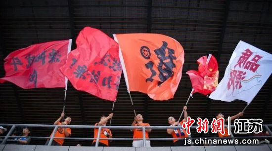 常州市职工足球联赛现场,球迷们在加油助威。常州市总工会 供图 常州市职工足球联赛现场,球迷们在加油助威。常州市总工会 供图