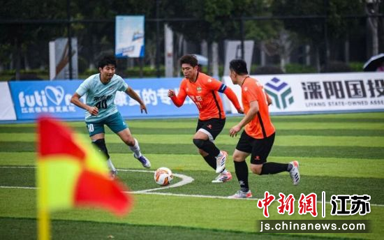 常州市职工足球联赛赛场上,球员在奋力拼搏。常州市总工会 供图 常州市职工足球联赛赛场上,球员在奋力拼搏。常州市总工会 供图