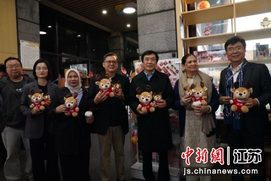 IBBY主席巴萨拉特·卡吉姆一行走进草房子开展“文学原乡 童心无界”文学主题调研活动。2、调研组一行重走《草房子》书中“上学路”。3、国际安徒生奖邀请展。盐都区委宣传部 供图 IBBY主席巴萨拉特·卡吉姆一行走进草房子开展“文学原乡 童心无界”文学主题调研活动。2、调研组一行重走《草房子》书中“上学路”。3、国际安徒生奖邀请展。盐都区委宣传部 供图