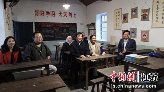 IBBY主席巴萨拉特·卡吉姆一行走进草房子开展“文学原乡 童心无界”文学主题调研活动。2、调研组一行重走《草房子》书中“上学路”。3、国际安徒生奖邀请展。盐都区委宣传部 供图 IBBY主席巴萨拉特·卡吉姆一行走进草房子开展“文学原乡 童心无界”文学主题调研活动。2、调研组一行重走《草房子》书中“上学路”。3、国际安徒生奖邀请展。盐都区委宣传部 供图