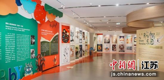IBBY主席巴萨拉特·卡吉姆一行走进草房子开展“文学原乡 童心无界”文学主题调研活动。2、调研组一行重走《草房子》书中“上学路”。3、国际安徒生奖邀请展。盐都区委宣传部 供图 IBBY主席巴萨拉特·卡吉姆一行走进草房子开展“文学原乡 童心无界”文学主题调研活动。2、调研组一行重走《草房子》书中“上学路”。3、国际安徒生奖邀请展。盐都区委宣传部 供图