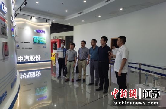 盐城工学院汽车工程学院师生赴中汽试验场参观交流。盐城工学院汽车工程学院 供图 盐城工学院汽车工程学院师生赴中汽试验场参观交流。盐城工学院汽车工程学院 供图