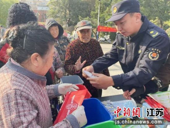 工作人员向市民普及垃圾分类知识,并赠送小礼品。徐州市鼓楼区城市管理局 供图 工作人员向市民普及垃圾分类知识,并赠送小礼品。徐州市鼓楼区城市管理局 供图