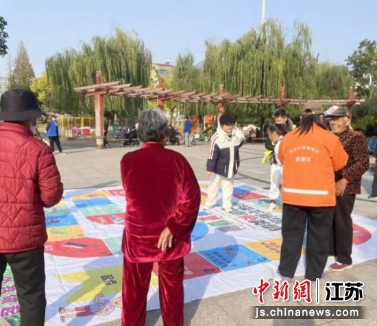 市民参加垃圾分类互动游戏。徐州市鼓楼区城市管理局 供图 市民参加垃圾分类互动游戏。徐州市鼓楼区城市管理局 供图