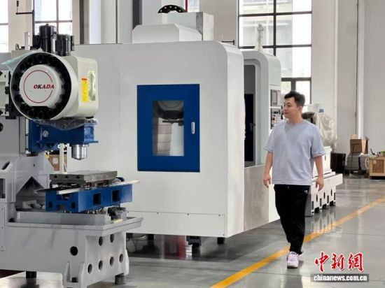 郭奕廷在厂房中检查机械设备。中新网记者 朱晓颖 摄 郭奕廷在厂房中检查机械设备。中新网记者 朱晓颖 摄