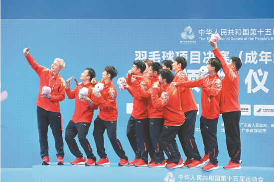 江苏羽毛球男队队员在领奖台上合影。 万程鹏 摄 江苏羽毛球男队队员在领奖台上合影。 万程鹏 摄