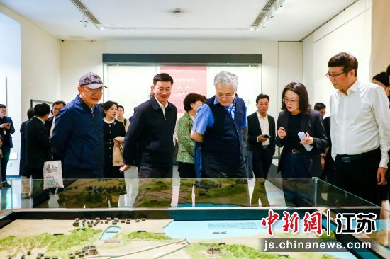 与会者参观吴文化博物馆 与会者参观吴文化博物馆