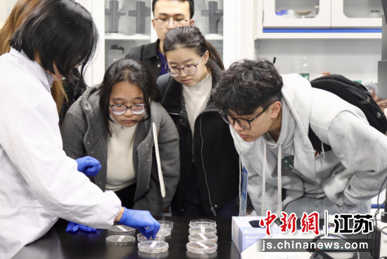 学生们参观江苏省血吸虫病防治研究所媒介实验室。薛雨婷 摄 学生们参观江苏省血吸虫病防治研究所媒介实验室。薛雨婷 摄