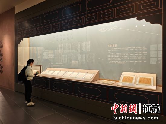 无锡博物院藏士人信札展现场;2、3,图为展出的珍品。无锡博物院供图 无锡博物院藏士人信札展现场;2、3,图为展出的珍品。无锡博物院供图