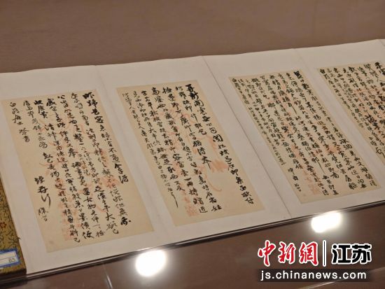 无锡博物院藏士人信札展现场;2、3,图为展出的珍品。无锡博物院供图 无锡博物院藏士人信札展现场;2、3,图为展出的珍品。无锡博物院供图