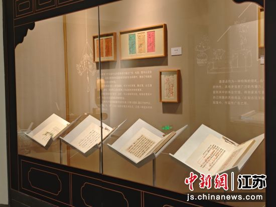 无锡博物院藏士人信札展现场;2、3,图为展出的珍品。无锡博物院供图 无锡博物院藏士人信札展现场;2、3,图为展出的珍品。无锡博物院供图