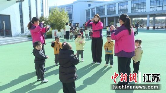 孩子们在老师的带领下做游戏。商林生 摄 孩子们在老师的带领下做游戏。商林生 摄