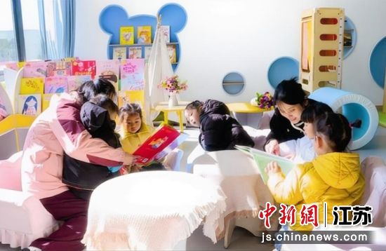 老师带着孩子们看绘本。商林生 摄 老师带着孩子们看绘本。商林生 摄