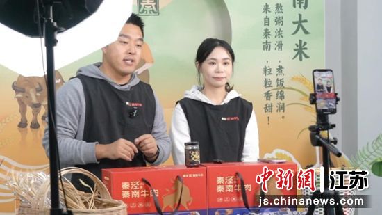 直播间里,主播们热情推介着秦南牛肉。张孜越 摄 直播间里,主播们热情推介着秦南牛肉。张孜越 摄