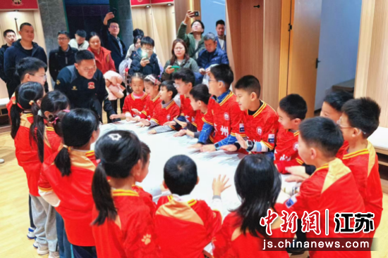 孩子们聆听足球教练的指导。王思哲 摄 孩子们聆听足球教练的指导。王思哲 摄