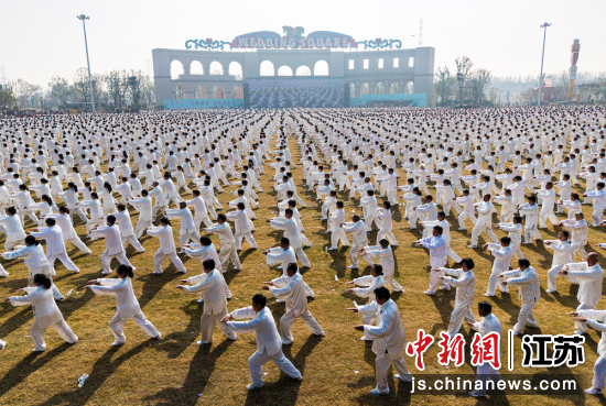 展演活动现场;2、自选太极扇特写;3、参与展演的太极拳爱好者。海澜飞马水城供图 展演活动现场;2、自选太极扇特写;3、参与展演的太极拳爱好者。海澜飞马水城供图