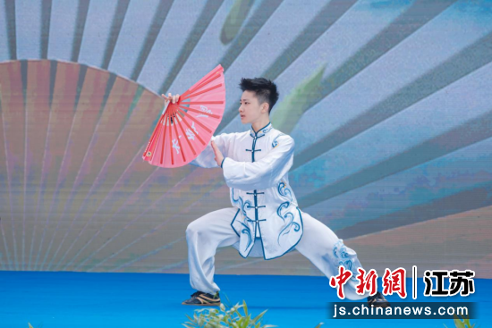 展演活动现场;2、自选太极扇特写;3、参与展演的太极拳爱好者。海澜飞马水城供图 展演活动现场;2、自选太极扇特写;3、参与展演的太极拳爱好者。海澜飞马水城供图