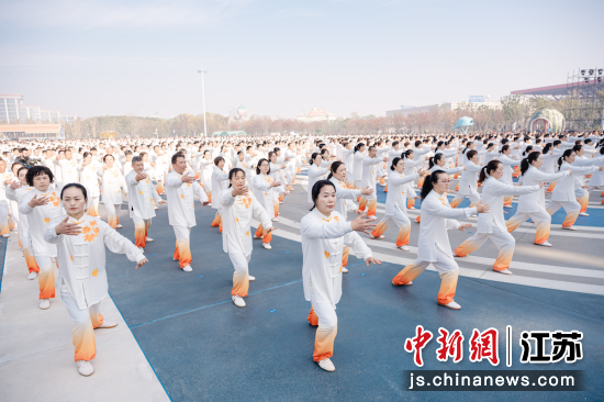 展演活动现场;2、自选太极扇特写;3、参与展演的太极拳爱好者。海澜飞马水城供图 展演活动现场;2、自选太极扇特写;3、参与展演的太极拳爱好者。海澜飞马水城供图