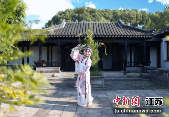 《牡丹亭·游园惊梦》经典唱段;2、清音集活动现场;3、硕放街道图书馆精选古建筑相关书籍。硕放街道 供图 《牡丹亭·游园惊梦》经典唱段;2、清音集活动现场;3、硕放街道图书馆精选古建筑相关书籍。硕放街道 供图