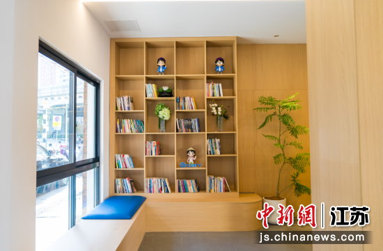 空非青年公寓外景;2、空非青年公寓温馨一角。堰桥街道 供图 空非青年公寓外景;2、空非青年公寓温馨一角。堰桥街道 供图