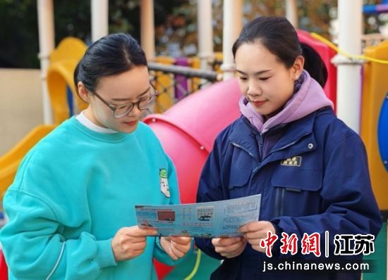 网格员向居民发放移风易俗宣传折页。铜建社区 供图 网格员向居民发放移风易俗宣传折页。铜建社区 供图